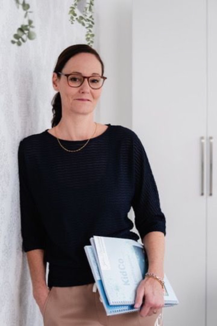 Julia Buckebrede mit Unterlagen