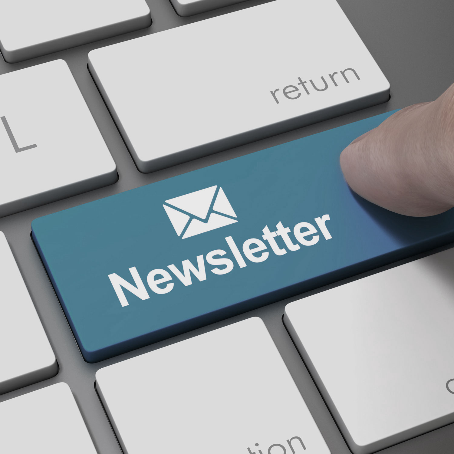 Ein Finger drückt auf eine Taste auf der Newsletter steht